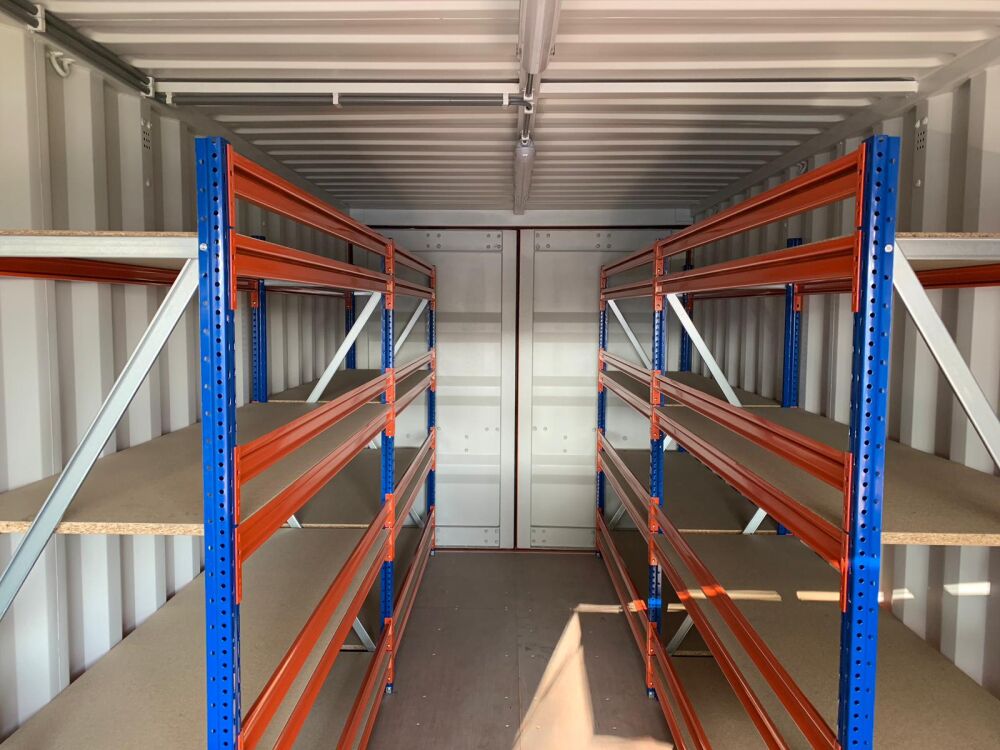 werkplaatscontainer met stellingkasten voor opslag