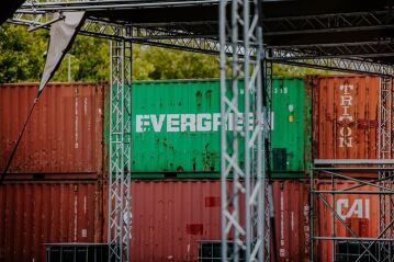 Gestapelde festival containers