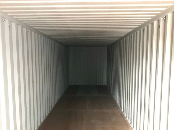 Binnenkant van de 40ft standaard container