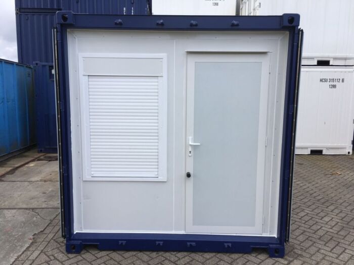 Accommodatie container voorzien van deur en raam