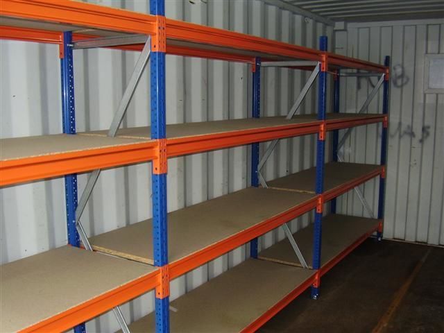 Container uitgerust met stellingen